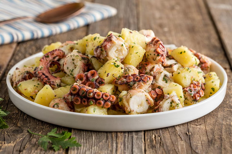 Polpo con patate: la ricetta semplice che profuma di mare